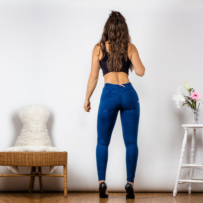 Push-up denim jeggings with booty-shaping effect by Shascullfites